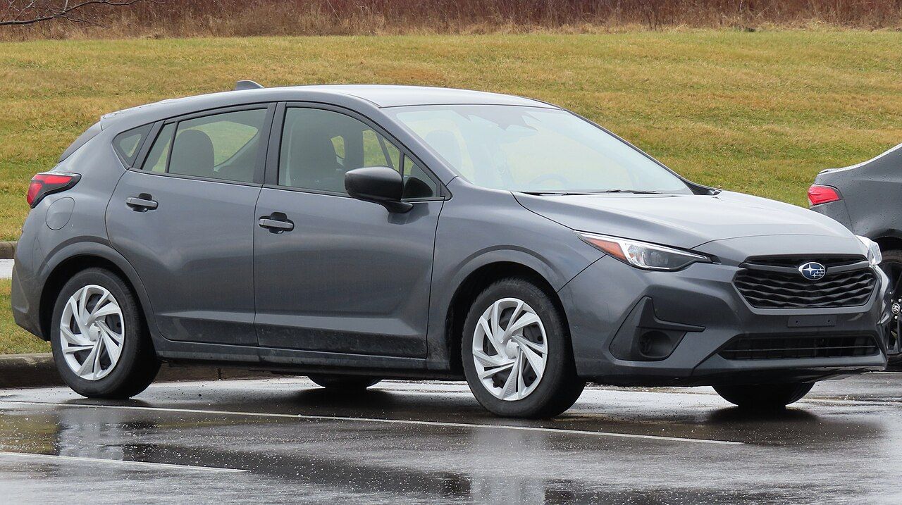 Subaru Impreza: Impreza gris de la generación actual, vista delantera de tres cuartos