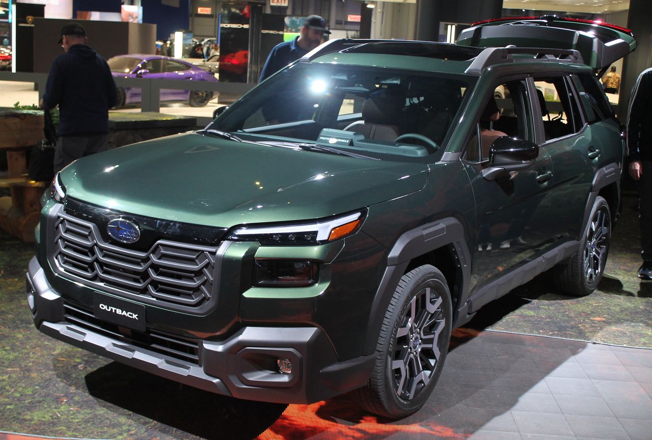 Subaru Outback: Outback verde de la séptima generación, vista delantera de tres cuartos