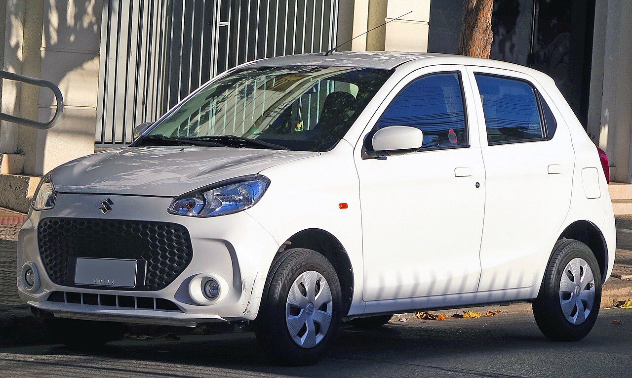 Suzuki Alto: Alto blanco de la generación actual, vista delantera de tres cuartos