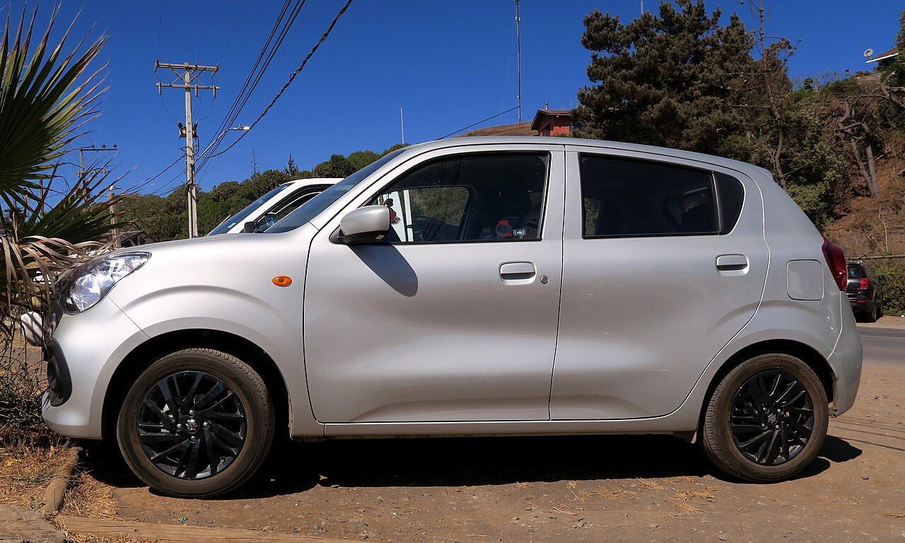Suzuki Celerio: Celerio plateado de la versión GLX Sport, vista delantera de tres cuartos