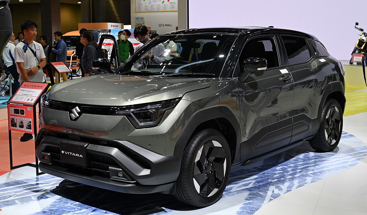 Suzuki e-Vitara: e-Vitara gris de la generación actual, vista delantera de tres cuartos