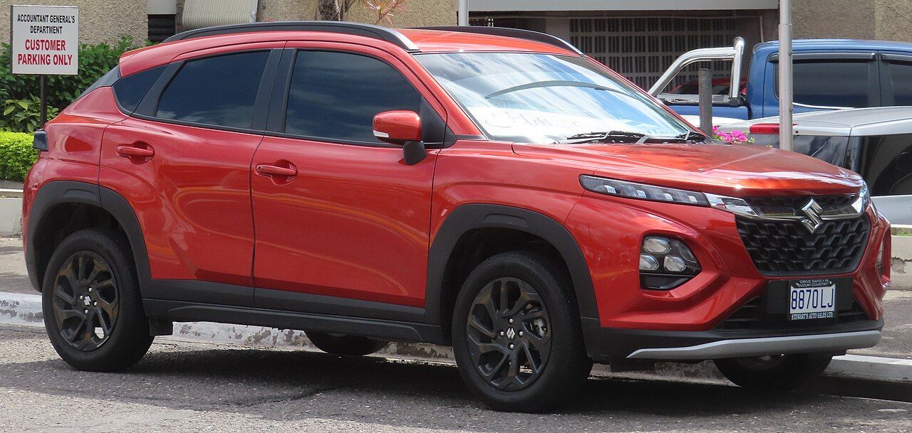 Suzuki Fronx: Fronx rojo de la generación actual, vista delantera de tres cuartos