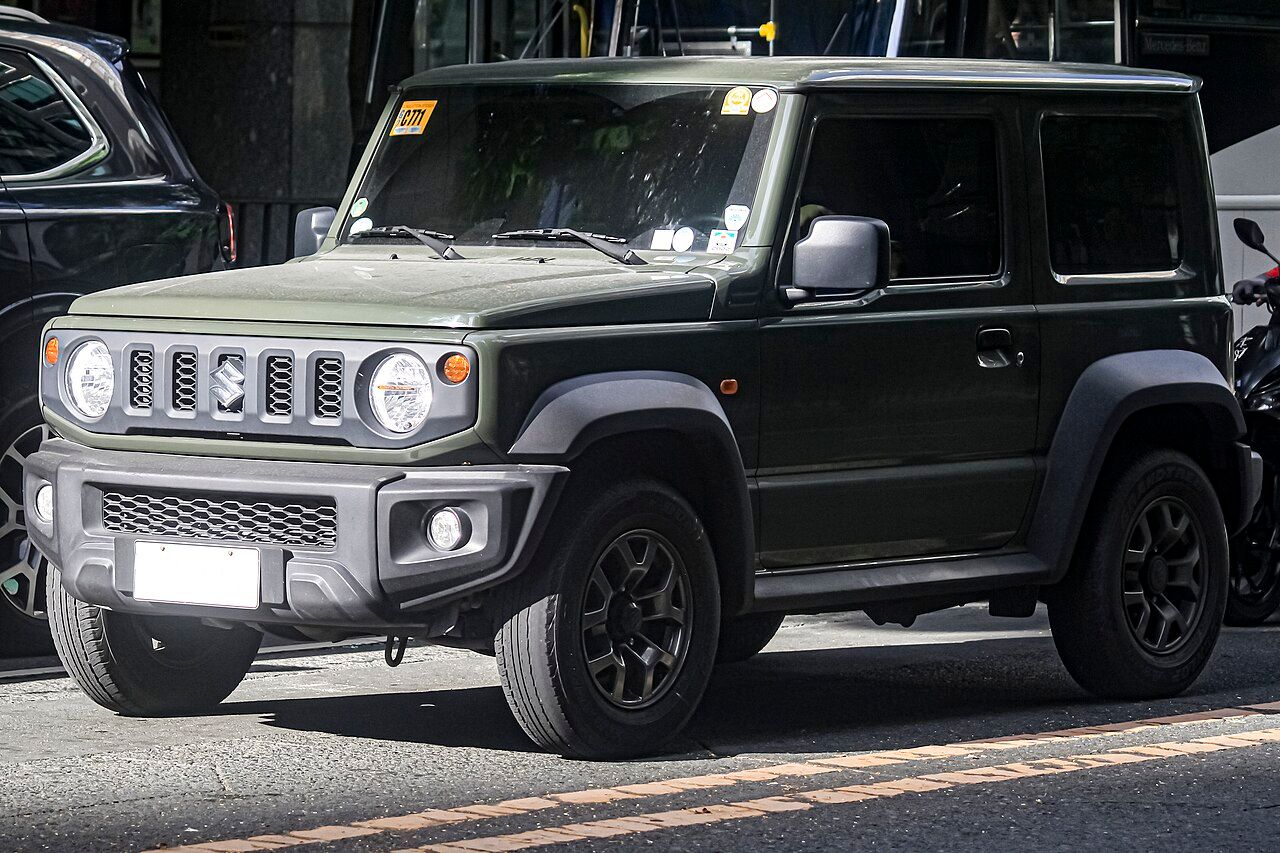 Suzuki Jimny: Jimny verde oscuro de tres puertas de la generación actual, vista delantera de tres cuartos
