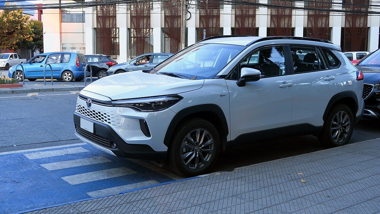 Toyota Corolla Cross: Corolla Cross híbrido blanco del rediseño, vista delantera de tres cuartos