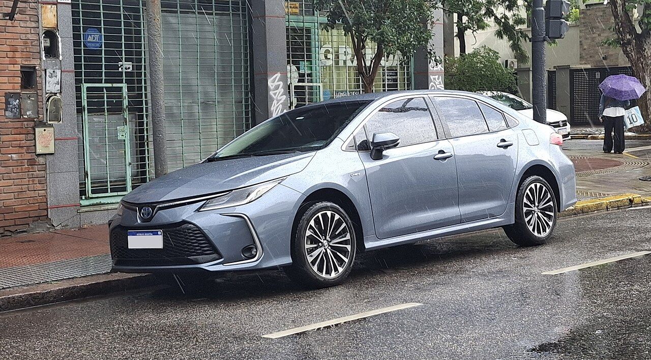 Toyota Corolla: Corolla híbrido SEG gris del diseño actual, vista delantera de tres cuartos