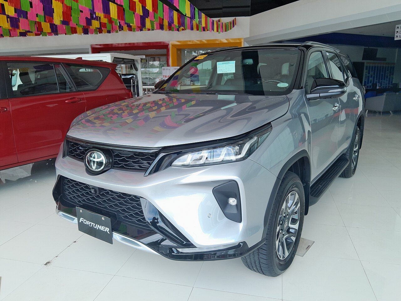 Toyota Fortuner: Fortuner gris con el frente actual, vista delantera de tres cuartos
