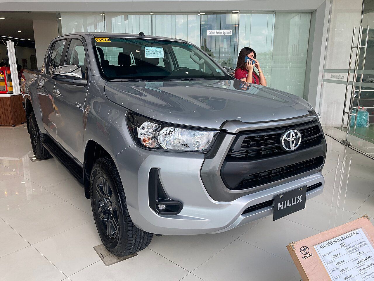 Toyota Hilux: Hilux plateada del diseño actual, vista delantera de tres cuartos