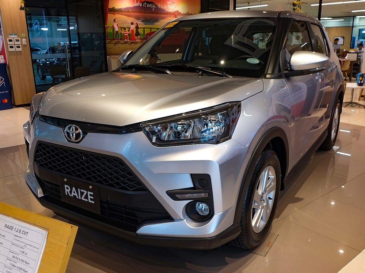 Toyota Raize: Raize plateado de la generación actual, vista delantera de tres cuartos