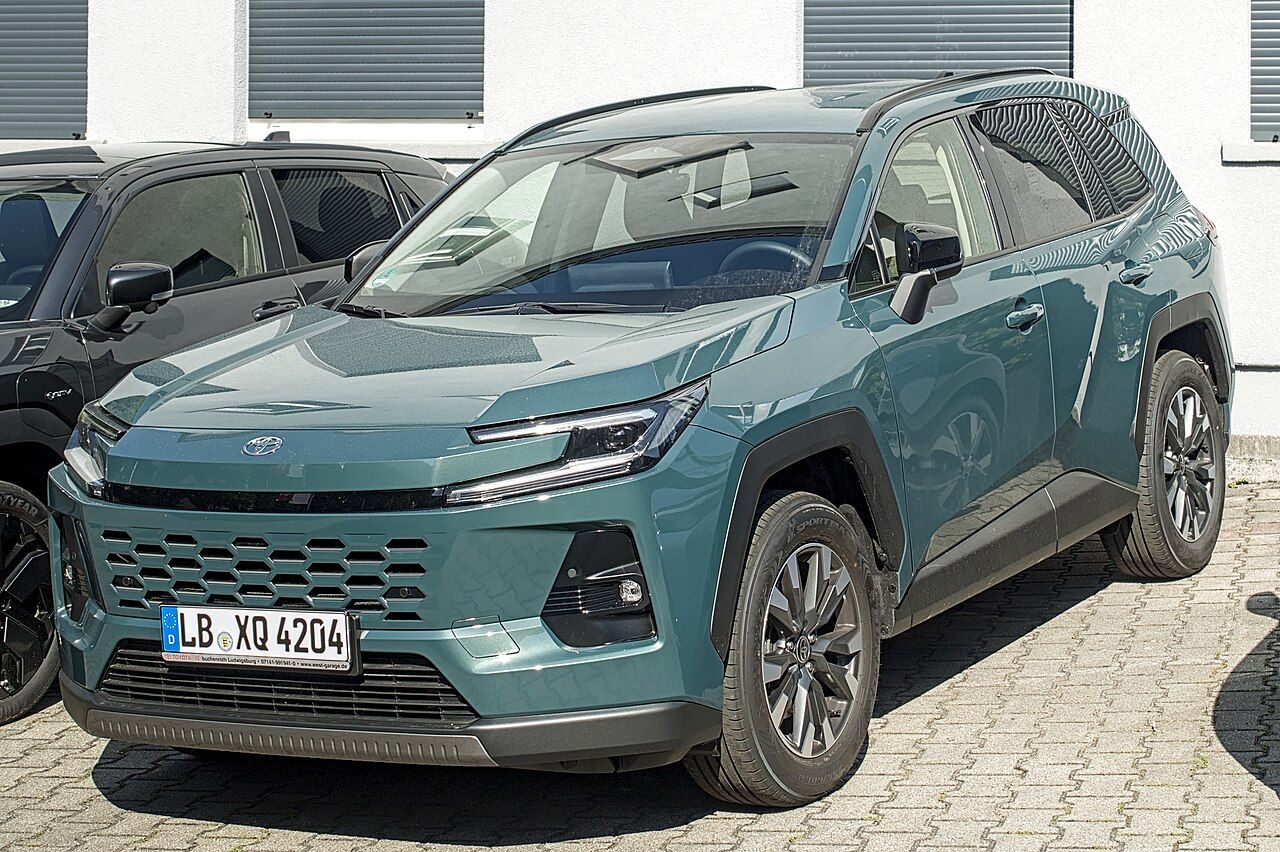 Toyota RAV4: RAV4 verde de la sexta generación, vista delantera de tres cuartos