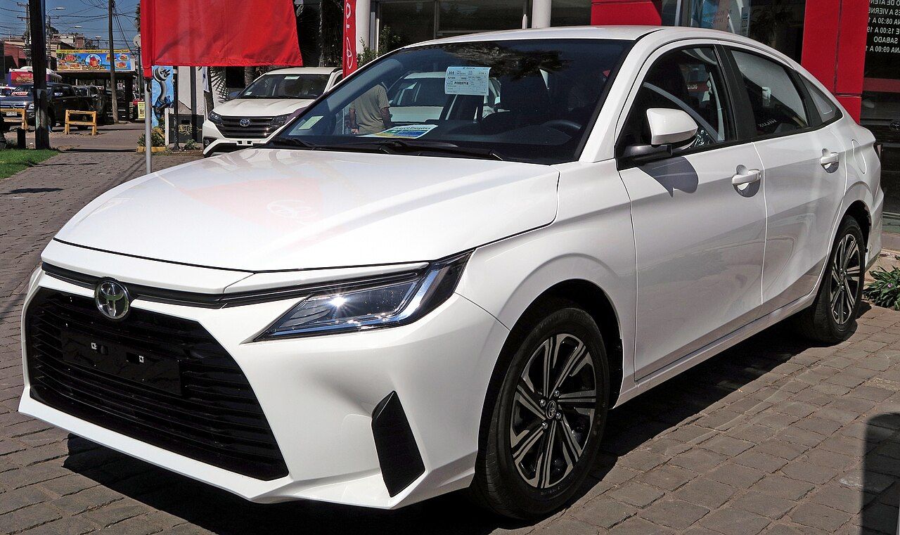 Toyota Yaris: Yaris sedán blanco de la versión E, vista delantera de tres cuartos