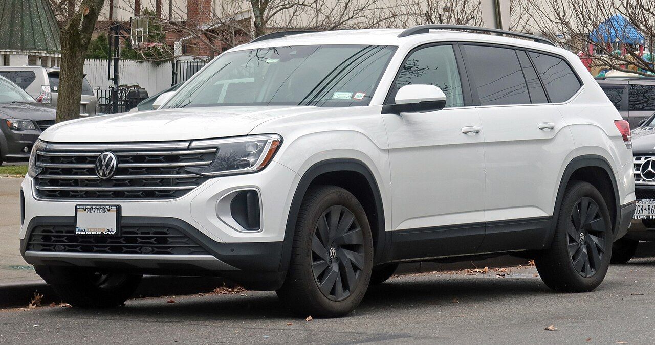 Volkswagen Atlas: Atlas blanco con el frente actual, vista delantera de tres cuartos