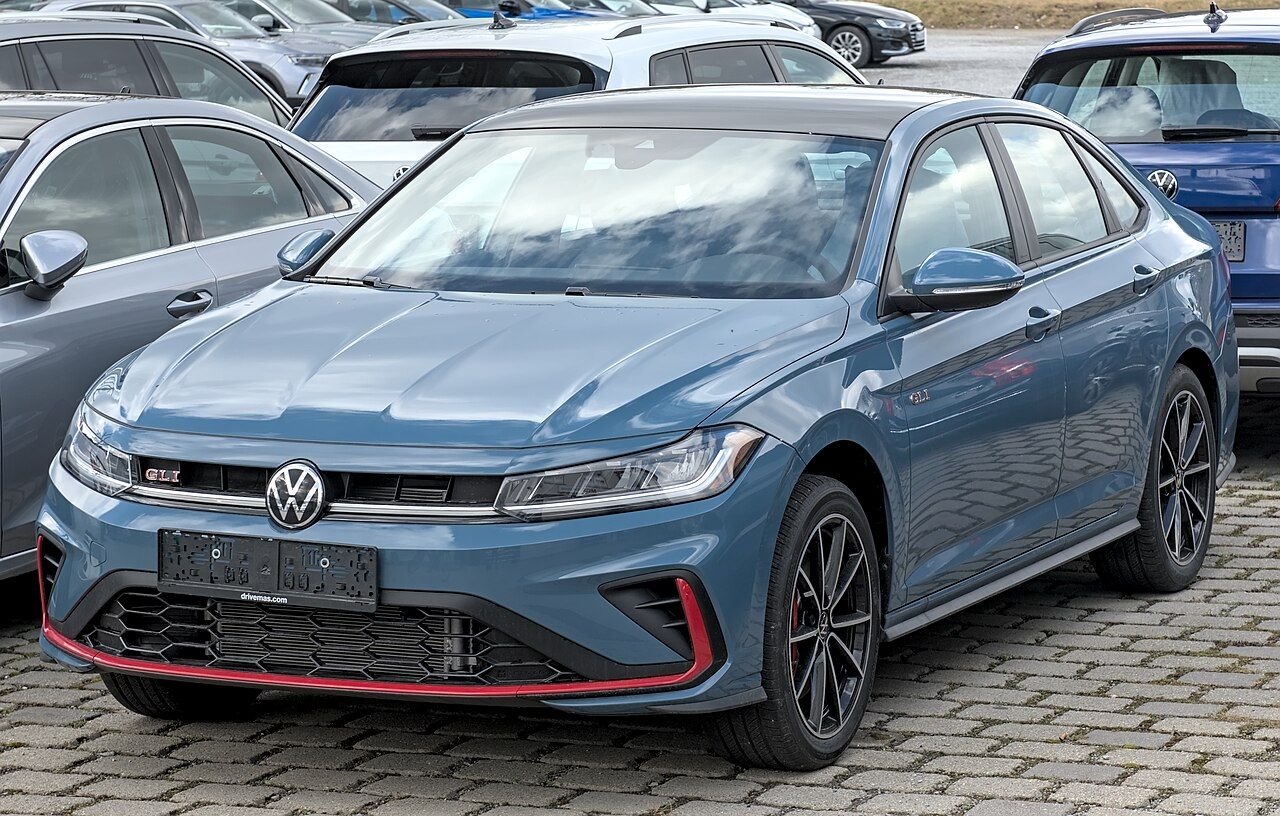 Volkswagen Jetta: Jetta GLI azul con el frente actual, vista delantera de tres cuartos