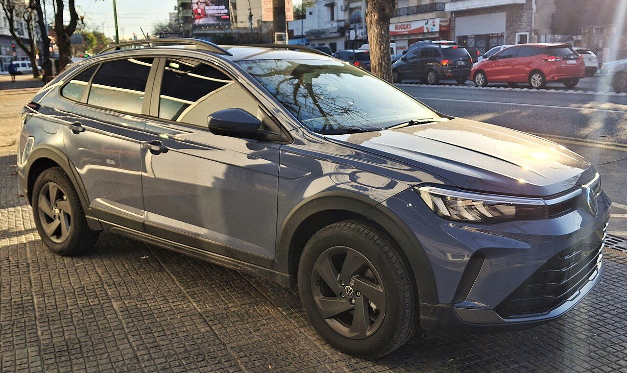 Volkswagen Nivus: Nivus gris con el frente actual, vista delantera de tres cuartos
