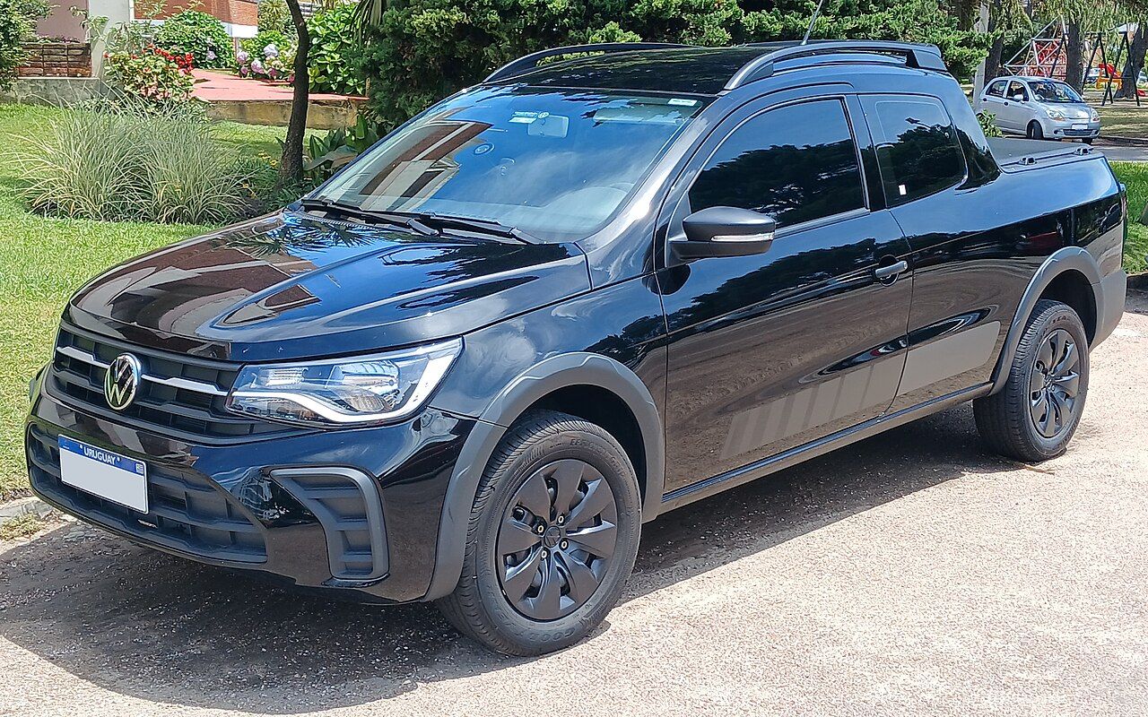 Volkswagen Saveiro: Saveiro cabina doble negra del diseño actual, vista delantera de tres cuartos