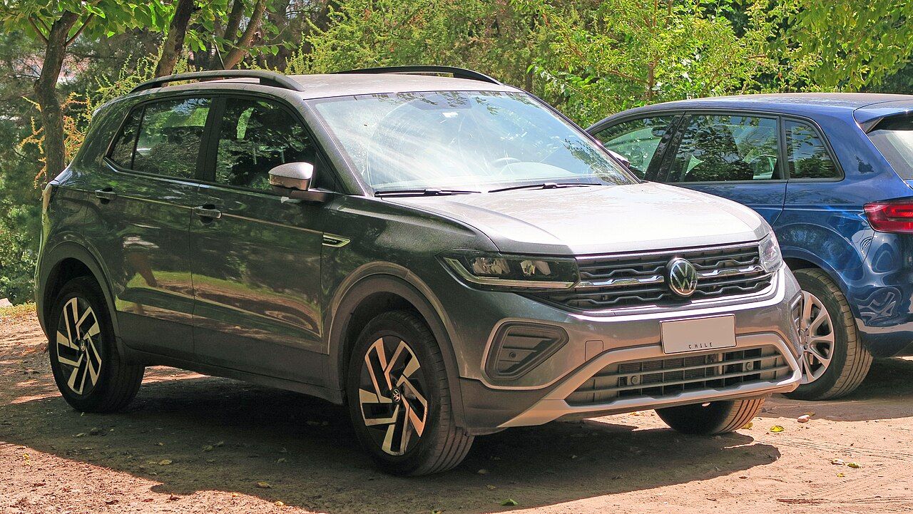 Volkswagen T-Cross: T-Cross Comfortline gris con el frente actual, vista delantera de tres cuartos