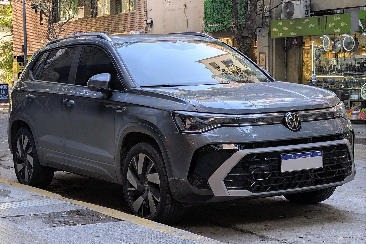 Volkswagen Taos: Taos gris del rediseño 2026, vista delantera de tres cuartos