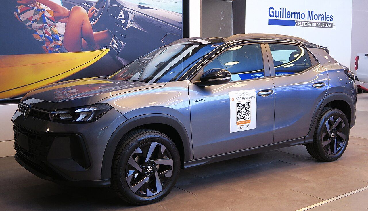 Volkswagen Tera: Tera Outfit gris con techo negro, vista delantera de tres cuartos