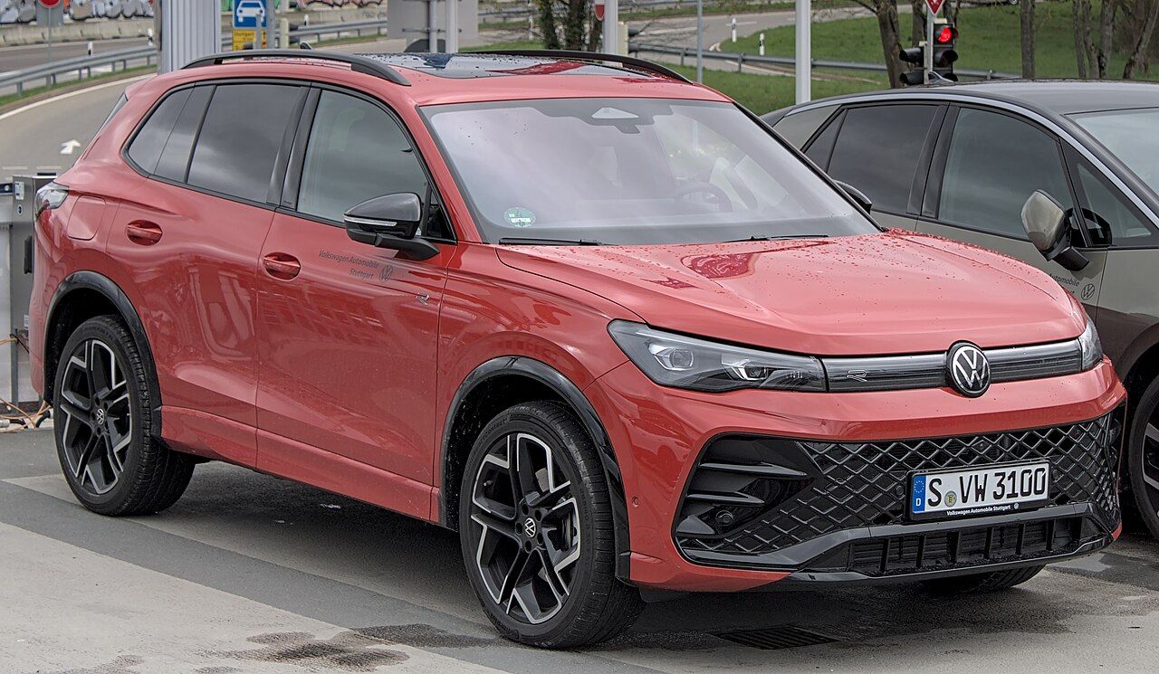 Volkswagen Tiguan: Tiguan R-Line rojo de la tercera generación, vista delantera de tres cuartos